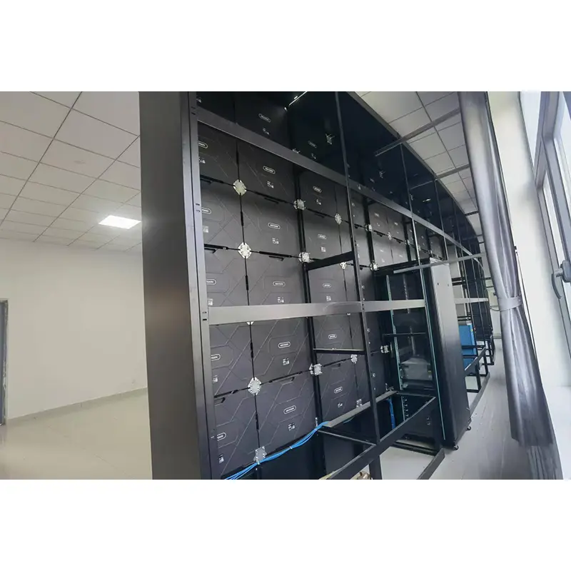 Мобильный шкаф с изогнутым светодиодным экраном